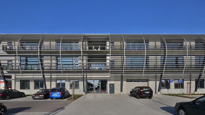 mbb Weimar · Fassaden-Referenz Eberspächer, Landau (Foto © jahreiss.com)