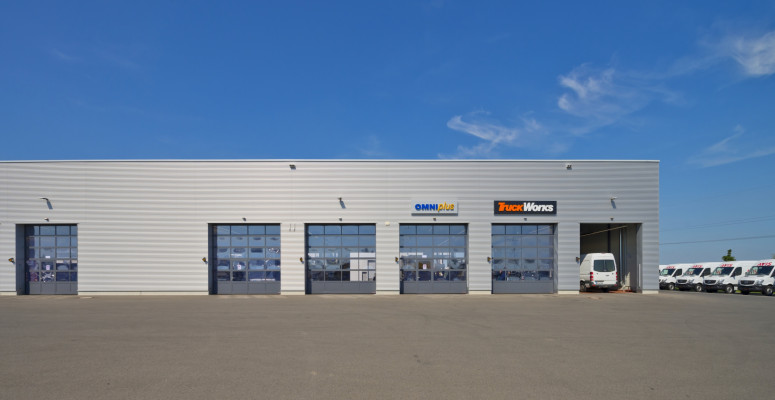 mbb Weimar · Fassaden-Referenz Mercedes Benz (Foto © Michael Miltzow) mbb Weimar · Fassaden-Referenz Mercedes Benz (Foto © Michael Miltzow)