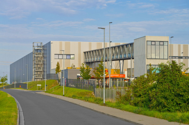 Zalando, Erfurt, Fassade, Treppenhaus und Fußgängerbrücke (Foto © Michael Miltzow)